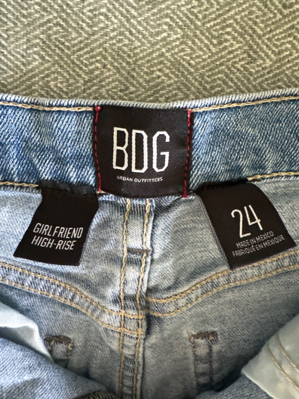 BDG Girlfriend High Rise Jeans - Picture 3 of 3